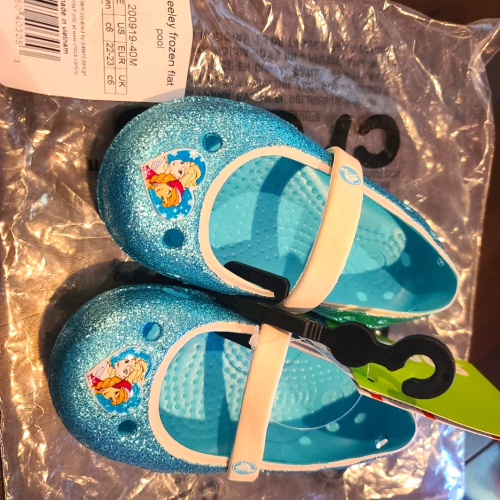 Brand New Frozen Crocs Size 6T